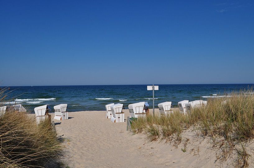 chaises longues blanches sur la plage nord de Göhren, sur l'île de Rügen par GH Foto & Artdesign