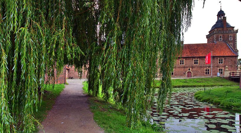 Château avec rideau de saule pleureur par Edgar Schermaul