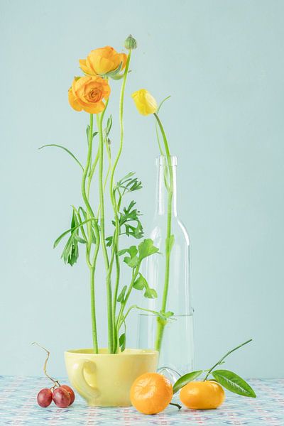 Stilleben 'Mit Ranunkel, Tulpe und Mandarine'. von Willy Sengers