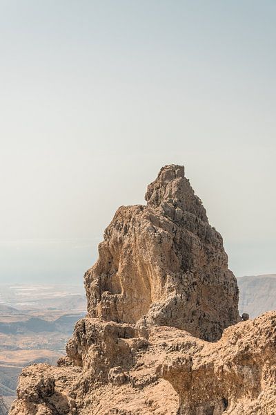 Vulkanisches Gestein vor nebligem Himmel auf der Insel Gran Canaria | Roque Nublo | Reisefotografie von Lisa Bocarren