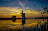 Spiegelbildliche Aufnahme der Texel-Mühle des Nordens (Sonnenuntergang)