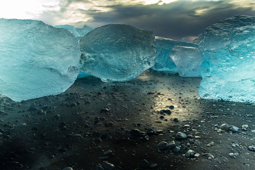 Iceland, Diamond Beach, icebergs on the beach by Gert Hilbink