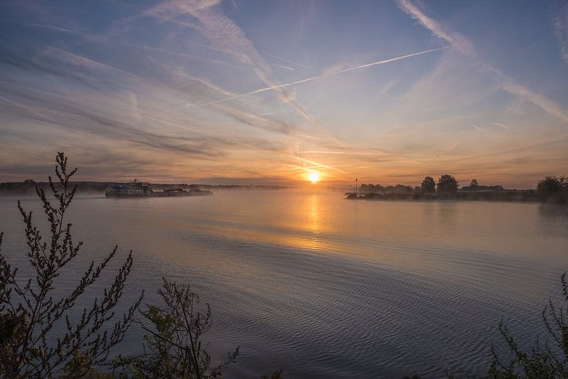 Bateau sur le Rhin inférieur par Moetwil en van Dijk - Fotografie