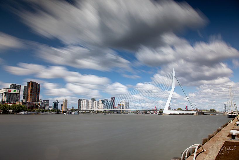 Skyline von Rotterdam mit der Erasmusbrücke von Gert Jan Geerts