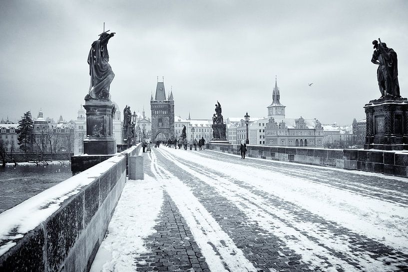 Pont Charles à Prague en hiver par Rene du Chatenier