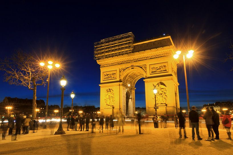 Arc de T in de avond met mensen van Dennis van de Water