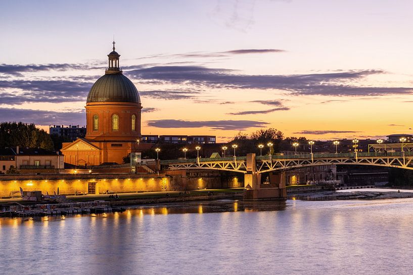 Colourful sunset in Toulouse by the banks of the Garonne river by Kim Willems