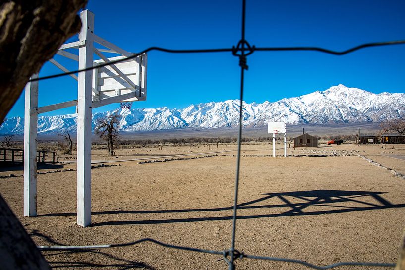 Basketballplatz - Manzanar von Bart van Vliet
