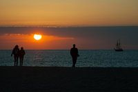 Wandelen op het strand met zonsondergang