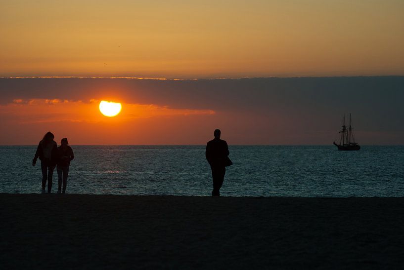 Wandelen op het strand met zonsondergang von Miranda Zwijgers
