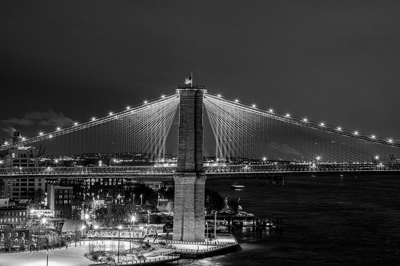 Light show on the Brooklyn Bridge - dark nights, shining ropes by Karsten Rahn