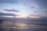 Sonne hinter den Wolken an der Küste von Terschelling
