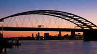 Van Brienenoordbrug in Rotterdam na zonsondergang