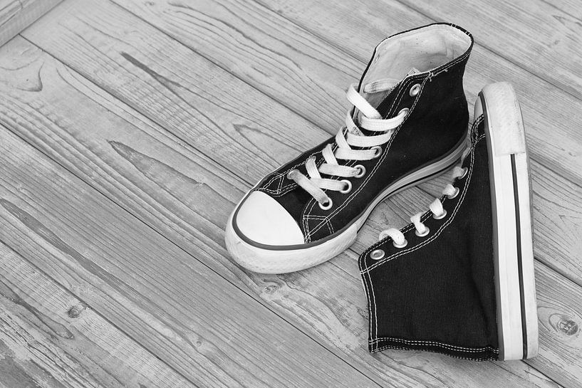 Turnschuhe aus Leinwand auf altem Holzgrund von Trinet Uzun