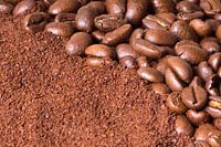 Koffiebonen en gemalen bonen.