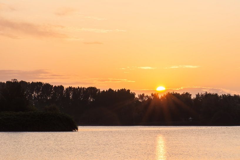 Sonnenaufgang über dem See von Tania Perneel