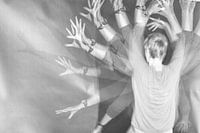 Dansende handen in zwart/wit