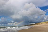 Regenbogen und Wolken über dem Meer der Strand und die Dünen