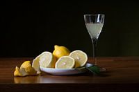 Stilleben mit Zitrone und Limoncello