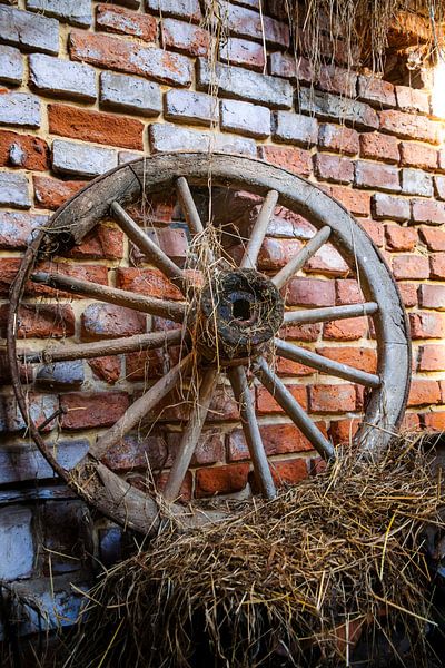 Vieille roue de chariot - Le charme du passé par Infinite Decay