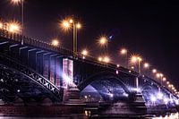 Die Theodor Heuss Brücke bei Nacht