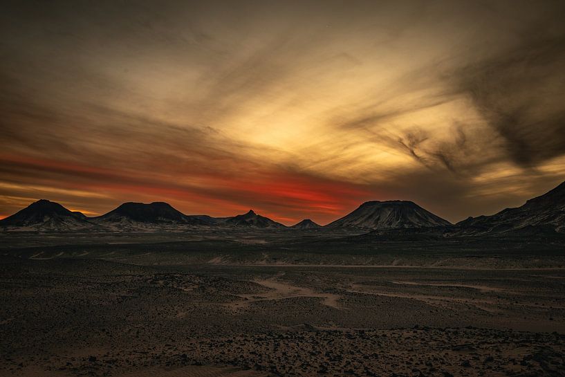 Sombre coucher de soleil dans le désert noir par Gerwald Harmsen