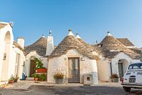 Italienische Straße in Alberobello (Apulien, Italien)