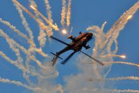 AH-64D Apache met flares (1)