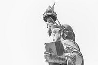 Statue de la Liberté en gros plan en noir et blanc
