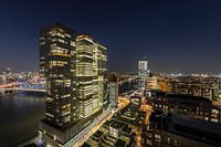 Zicht vanuit het appartementencomplex New Orleans op de ' De Rotterdam' , Erasmusbrug en de Nieuwe M