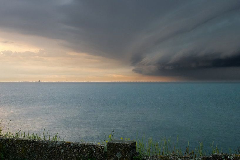 Oosterschelde, Zeelandbrücke und Zierikzee in der Ferne, schweres Wetter unterwegs. von Ronald Harmsen