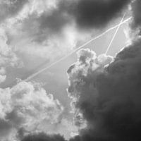 Wolken und Kondensstreifen