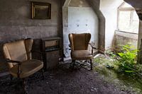 Sitzecke mit Radio im verlassenen Zimmer