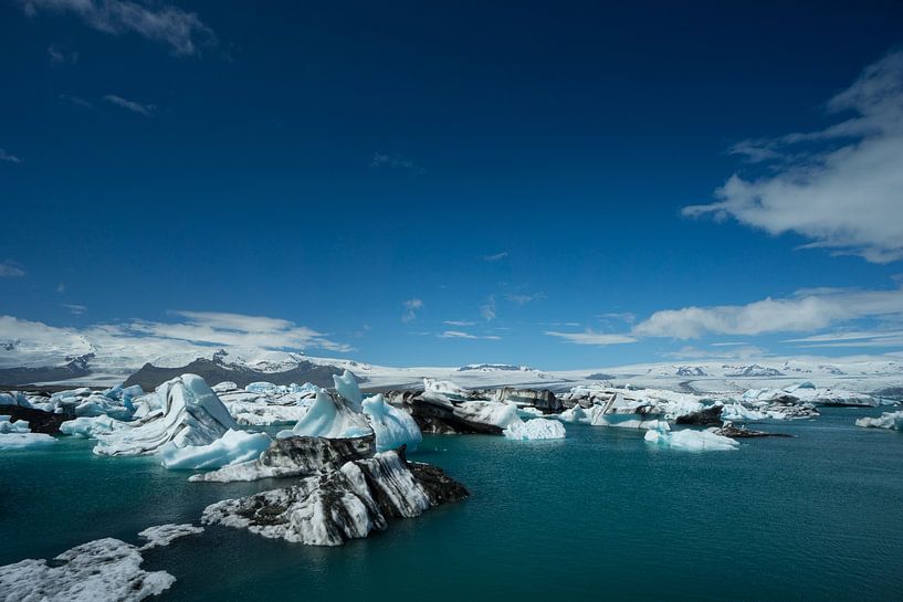 Islande - Glacier derrière des icebergs géants sur un lac glaciaire, photographie aérienne par adventure-photos