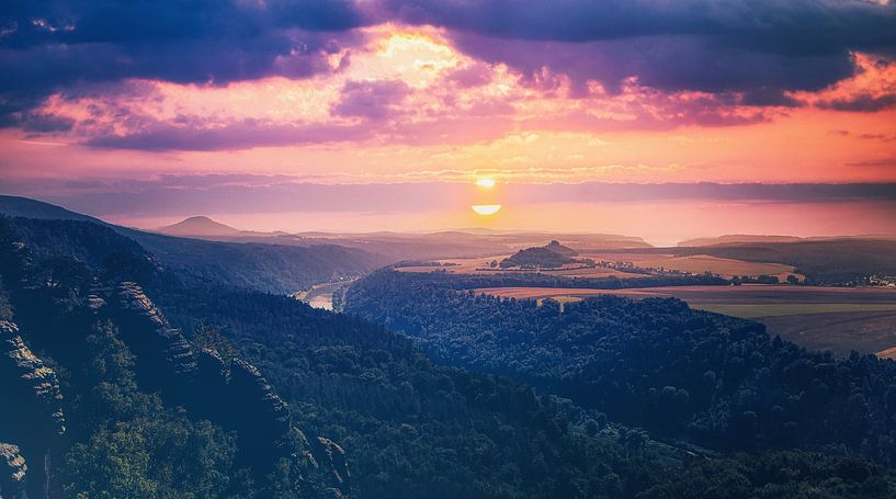 Sonnenuntergang zwischen Felsen und Sandsteinen in Bad Schandau von Jakob Baranowski - Photography - Video - Photoshop