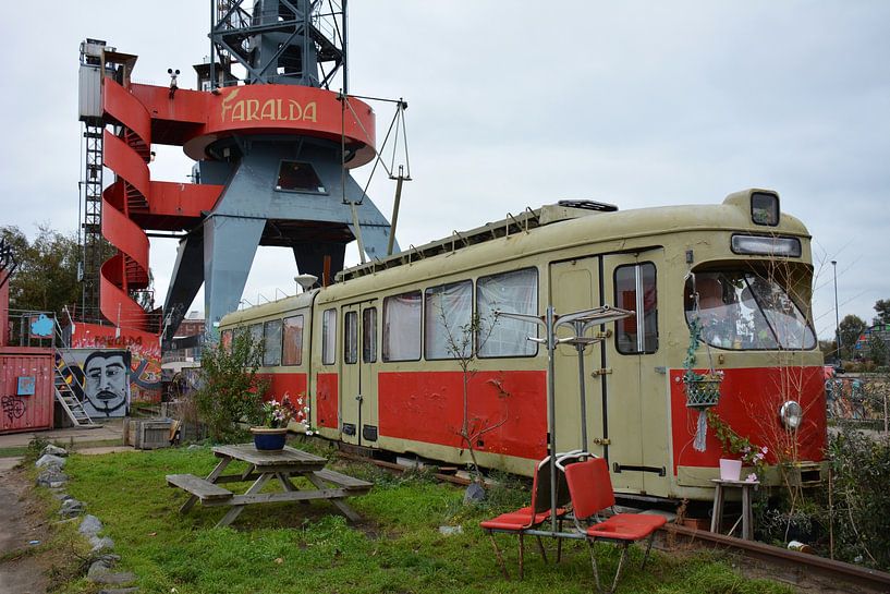 Alte Straßenbahn und Sitz auf dem NDSM-Hof in Amsterdam von My Footprints