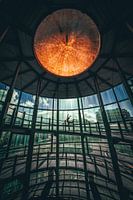 Vrouw die danst in parkeergarage