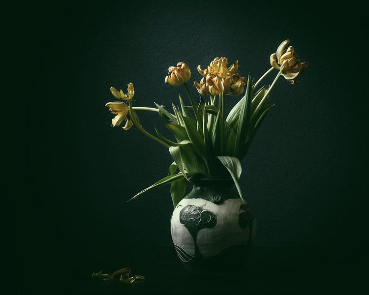 vase avec tulipes par Sylvia Van Dijk