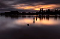 Der Fluss Amstel vor einem wunderschönen Sonnenuntergang fotografiert