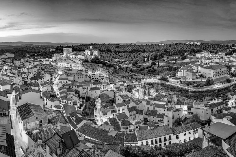 Village de montagne blanc de Setinel de las Bodegas dans la lumière du soir en noir et blanc par Manfred Voss, Photographie Noir et Blanc