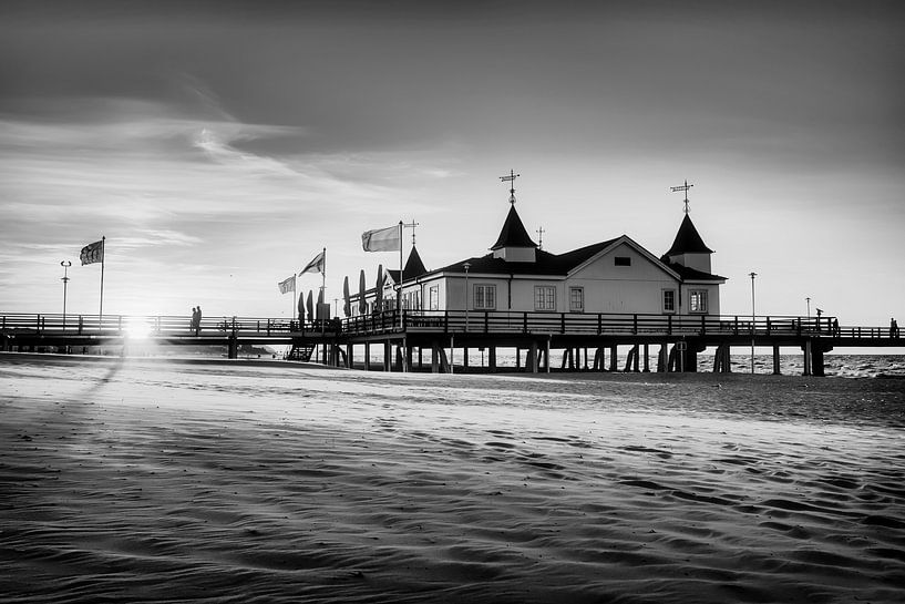 Sur la plage d'Ahlbeck sur l'île d'Usedom. Image en noir et blanc. par Manfred Voss, Photographie Noir et Blanc