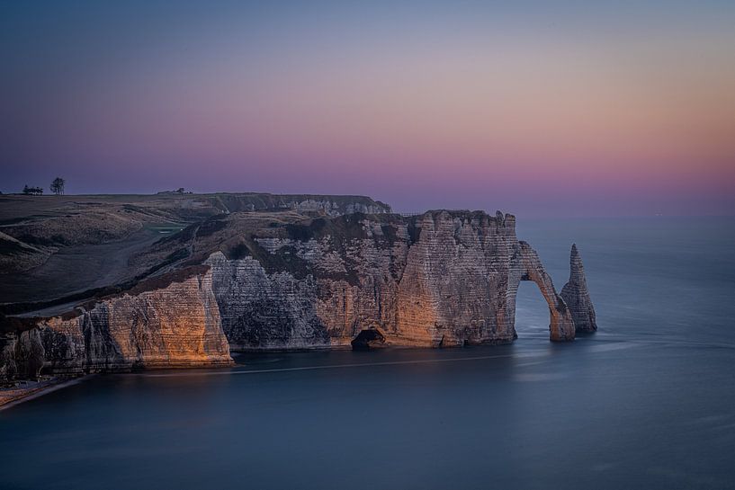 Die Felsen von Etretat nach Sonnenuntergang von Jim De Sitter