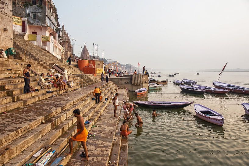 Varanasi, Indien. Männer baden im Fluss Ganges. von Tjeerd Kruse