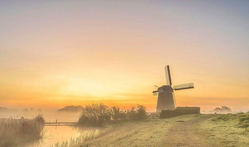 Die Sonne geht hinter den Twiskemolen auf, Niederlande von Rietje Bulthuis