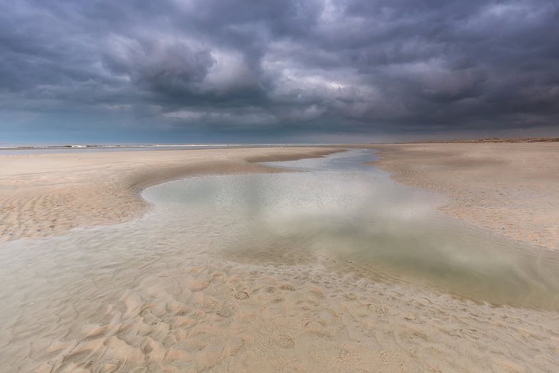 Regenwolken über dem Nordseestrand Terschelling. von Jurjen Veerman