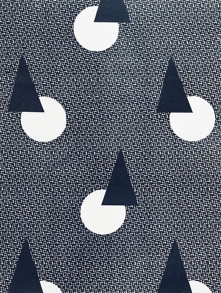 Motif géométrique abstrait avec des triangles et des cercles en bleu foncé et blanc. par Dina Dankers