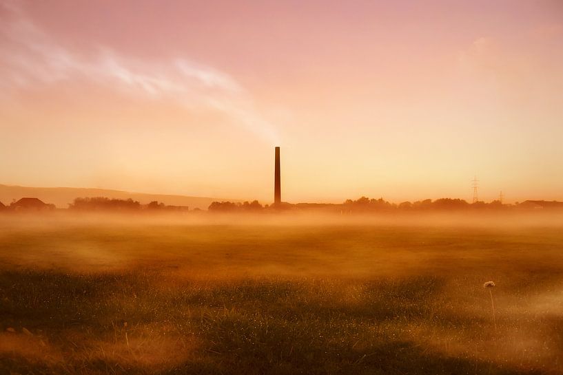 La vieille usine de poêles se réveille dans la brume. par Maickel Dedeken