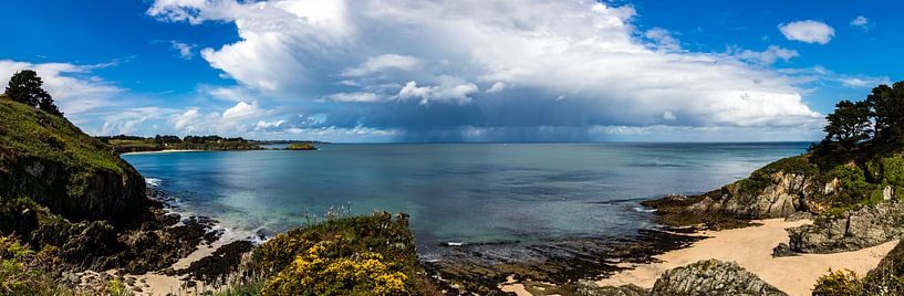 Panorama van buien die over zee trekken bij de Gros Rocher, Belle Ile en Mer, Frankrijk von Arthur Puls Photography