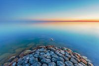 Un beau coucher de soleil avec une belle eau claire.