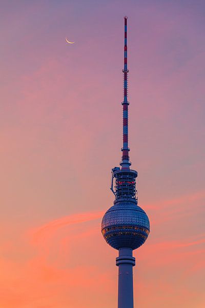 Sonnenaufgang in Berlin am Fernsehturm von Henk Meijer Photography